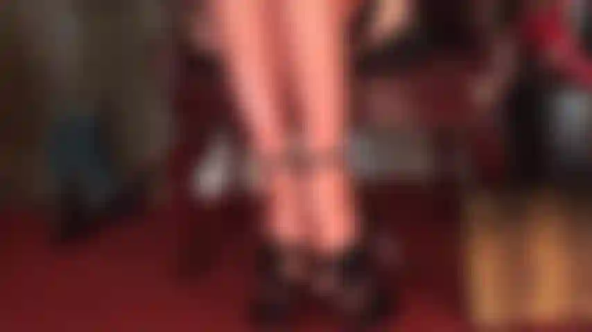 Pieds en bas de latex transparent et talons compensés – des orteils en bas de latex extra-brillants et transparents dépassent des talons compensés. Les plateformes hautes et les pieds recouverts de caoutchouc sont votre plus grand fétiche.