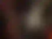 Magnifique maîtresse en pvc en manteau long en vinyle brillant, gants et cuissardes.