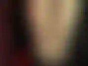 Piégée dans ma toile brillante. Des collants brillants, une paire de bottines sexy, un body en pvc et des gants brillants rendent ce look irrésistible.