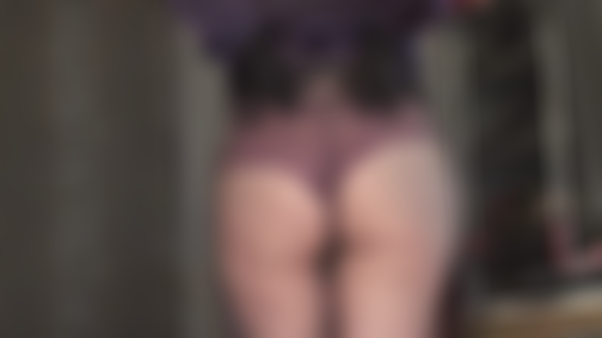 Une allumeuse en satin - tu aimes les jolies culottes de ta maîtresse. Si seulement tu pouvais les porter et frotter ton petit clitoris dedans... Tout comme la fille que tu es !