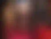 Une petite allumeuse incroyablement chaude avec un cul nu, des bas à coutures en dentelle, des jarretières, des talons hauts et un énorme strapon.