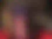 Le cul rond parfait de maîtresse vivian est incroyable dans cette jupe en latex à dos lacé violet avec des collants brillants transparents violets.