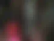 Une déesse du latex. Ma maîtresse est vêtue de latex noir et rouge, exhibant ses courbes fantastiques, taquinant sensuellement avec ses longues jambes et son cul.