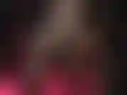 Des mules à plateforme hautes et sexy et des jambes en collants noirs transparents.