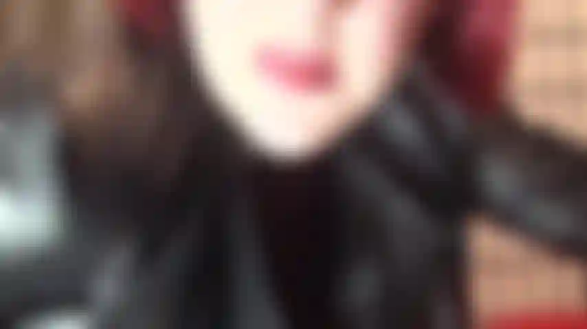 Fétichiste du crachat - la maîtresse a la gentillesse de vous offrir une boisson de son savoureux crachat directement de sa bouche rouge à lèvres.