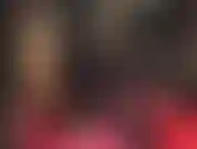 Fétichiste du pantalon en satin ; vous l'aimez soyeux et brillant. Maîtresse a le pantalon et le chemisier parfaits pour vous.