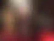 Sois sage et branle-toi pour admirer mes incroyables jambes croisées, jarretelles et bas superposés sur des collants. Approche-toi pour admirer mes jambes et mon cul.