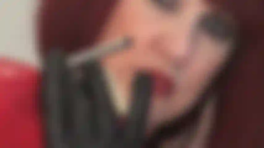 Séduction stiletto – ton désir de lécher ces talons argentés brillants est immense. Maîtresse te taquine avec son regard envoûtant, sa langue et ses gants de cuir sur des escarpins rouges brillants.