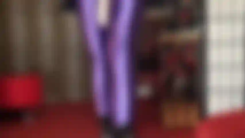 Baise brutale avec un gode ceinture en collants lycra violet métallisé, cuir et bottines. Attrape tes couilles pendant que tu prends la bite de ta maîtresse.