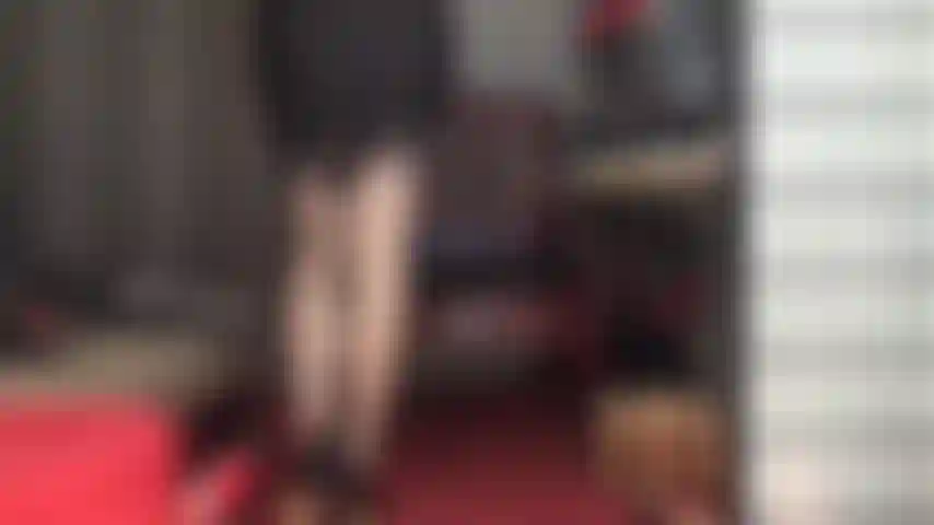 Des jarretelles, des bas noirs vintage à coutures, des gants sexy et des talons exciteront votre bite d'esclave. Des bas sont superposés sur des collants nude brillants. Combien de cette allumeuse brillante votre bite peut-elle supporter ?