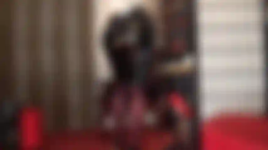 J'admire le cul incroyable de la maîtresse dans une jupe crayon en pvc brillant et des collants opaques marron avec une culotte en dentelle en dessous.