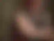 Maîtresse taquine la poule mouillée avec une collection de jolies culottes, tout en nourrissant sa bite.