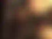 Des bas sexy en dentelle noire et des escarpins en cuir rouge sur de longues jambes chaudes, tandis que la maîtresse taquine une grosse bite noire.