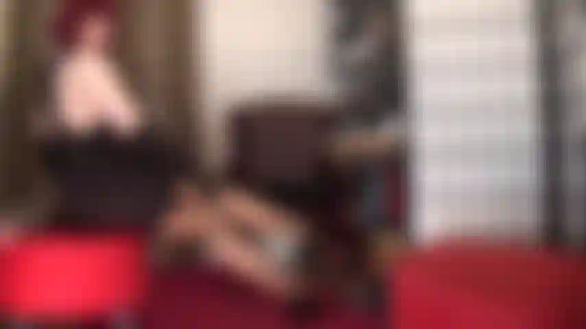 Une allumeuse séduisante en bas marron, jarretières et lingerie en dentelle.