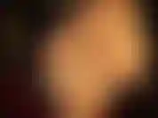 Fétichiste des pieds - adoration des couches de nylon brillant aux pieds nus très près de la caméra.