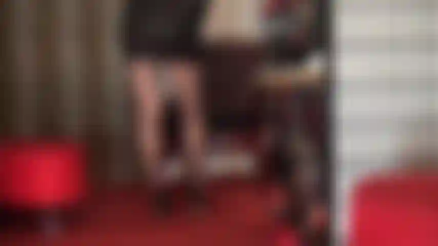 Les collants gainants sont un fétiche à part entière. La partie renforcée de cette paire de bas noirs attire le regard vers le magnifique cul de maîtresse vivian.