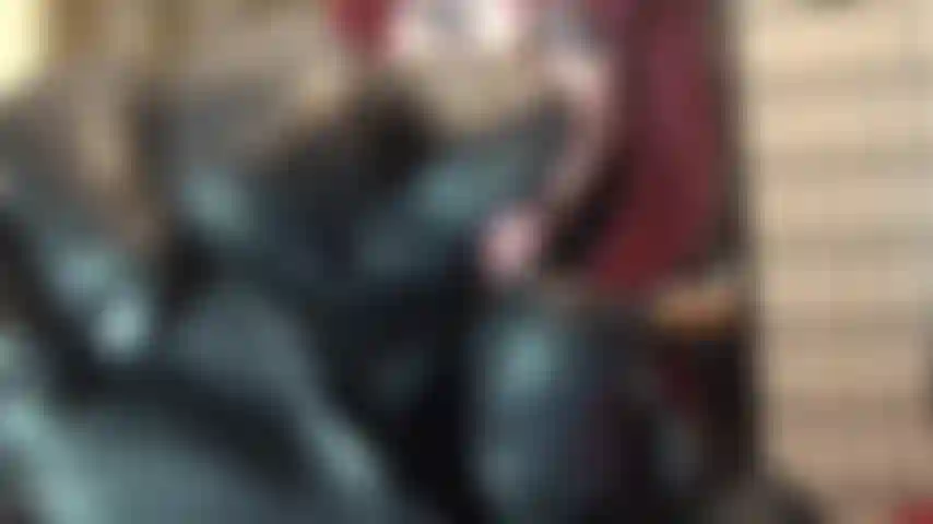 Dominée par une maîtresse en cuir et sa grosse bite brune.