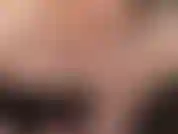 Maîtresse branle sa grosse bite savoureuse directement dans ta bouche, vidant ses couilles dans ta gorge avec une branlette rapide.