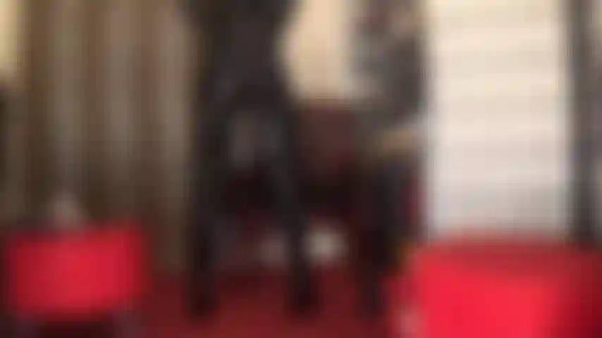 J'embrasse le cul incroyablement chaud de ma maîtresse dans un jean moulant en pvc brillant et des bottes au-dessus des genoux.