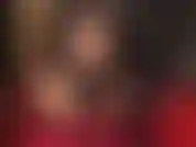 Maîtresse montre son incroyable cul et ses hanches en collants brillants accroupis, se préparant à traire ta bite coincée entre ses pieds et ses talons.