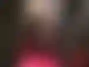 Des jambes et des fesses en collants sexy en nylons noirs transparents, associées à du cuir chaud et des sandales à plateforme.