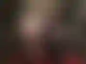 Des courbes irrésistibles en body en nylon noir transparent et culotte sous collants.