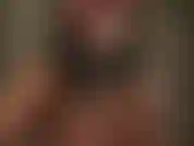 Fétichiste des cols relevés et des manteaux en cuir superposés. Maîtresse relève les cols de ses chemisiers et de ses vestes en cuir.