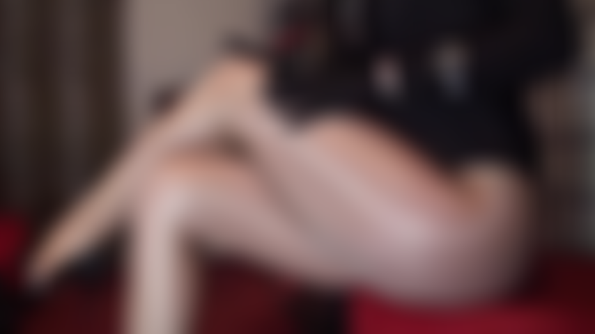 Des collants bronzés super brillants et super sexy et des talons aiguilles noirs brillants.