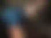 Branlette en robe latex bleu.