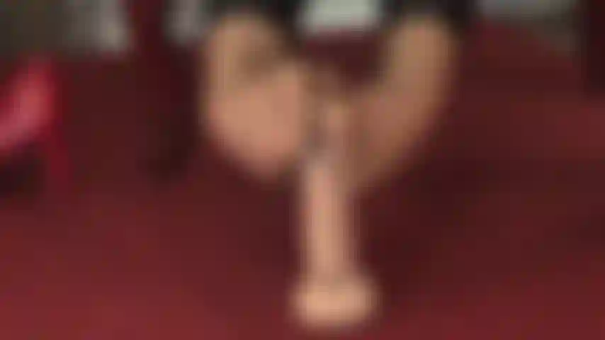 Footjob en collants beiges - regardez ces pieds parfaits enroulés autour d'une grosse bite.