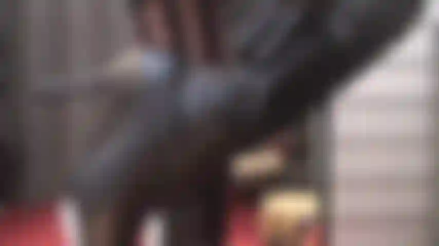 Des bottes et des gants en cuir, adorant les collants rayés. Maîtresse vivian passe lentement ses doigts de cuir sur ses magnifiques cuissardes en cuir, suscitant en vous un désir ardent de jouir dans sa main gantée.