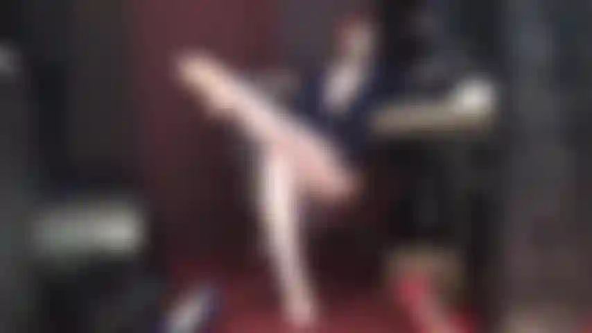 Fétichiste des pieds sensuelle et passionnée – maîtresse vivian aime jouer avec ta bite et ton esprit. Elle te fait approcher de ses jambes nues, de ses pieds nus et de ses tétons.