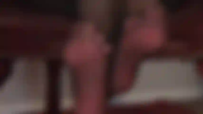 Vous avez un faible pour les pieds en collants à coutures - les nylons noirs transparents avec coutures contrastées rouges sont si magnifiques.