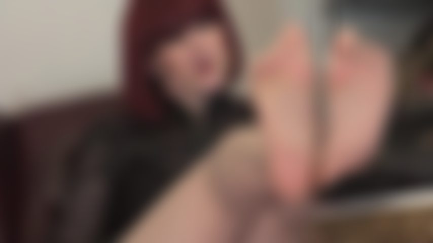 De beaux pieds en collants transparents et nus.