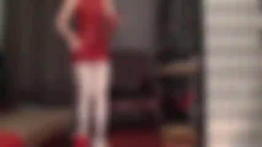 Le latex rouge se marie bien avec les collants blancs. Ma maîtresse porte une mini-robe rouge moulante en caoutchouc et des collants blancs brillants. Elle porte des gants en latex jusqu'aux épaules et un petit string rouge pour une vue séduisante sous la jupe.