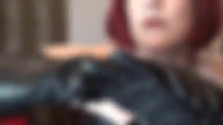 Une belle tentation de cuir – cuir noir sur peau blanche pâle. Maîtresse vivian vous taquine avec ses épaules nues, son corset en cuir et ses gants mi-longs.