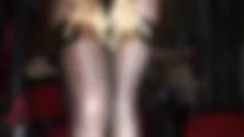 Ma maîtresse, vêtue de magnifiques collants et bas brillants, de gants en satin doré, de cul, de pieds et d'une grosse bite blanche et charnue. Ma pute, tu vas sucer la délicieuse charge de ma bite.