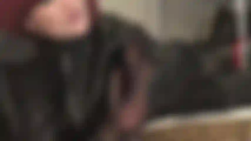 J'adore mes pieds parfumés dans des collants noirs renforcés alors qu'ils reposent sur la table.