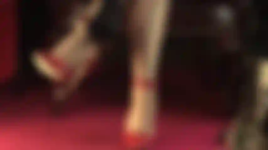 J'adore mes pieds dans des collants opaques beiges et des talons rouges à bride à la cheville jusqu'à la perfection pieds nus.