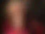 Des couches de nylon nude brillant, un culte du cul, un fétichisme des pieds - votre déesse ajoute une autre couche de nylons brillants avec ces magnifiques bas bronzés.