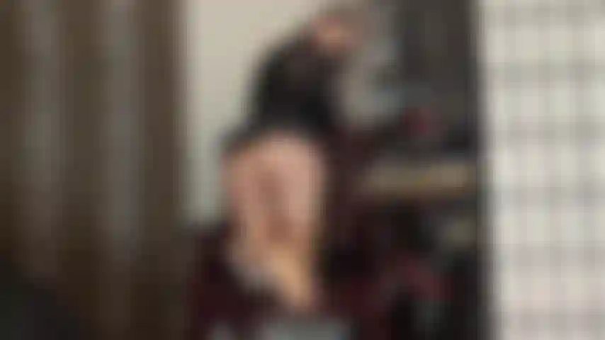 Tu es accro aux pieds et au cul en collants de ta maîtresse. Approche-toi, sens ces semelles en nylon moites et passe ton nez le long de la couture du collant.