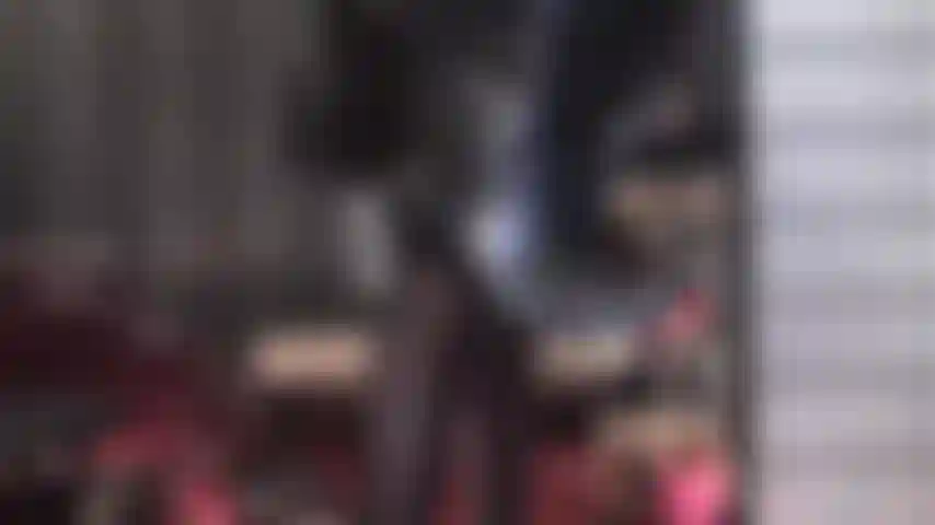 Adoration des bottes en cuir - maîtresse vivian, vêtue de pvc noir brillant, exige l'adoration d'une paire de bottes en cuir au genou et de bottes à plateforme en cuir.