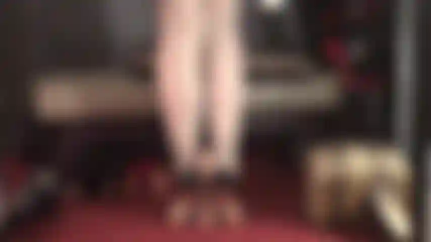 Mes bas à coutures ivoire et mes talons aiguilles brillants sont votre possession. Laissez-vous tenter par cette branlette avec pieds en nylon et talons aiguilles.