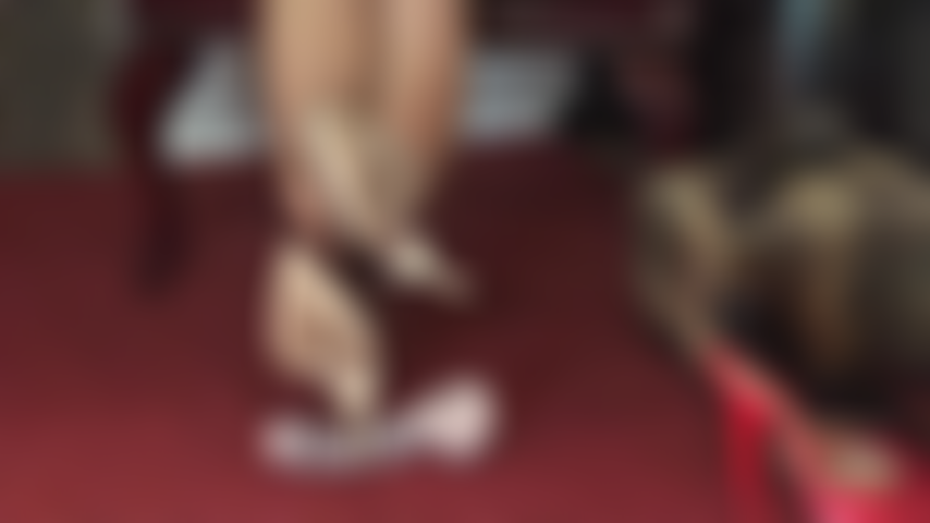 Ton pénis peut servir de repose-pieds à ta maîtresse. Avec ses talons relevés, posés sur ton sexe dressé, tu sentiras son fouet sur ton gland et tes couilles inutiles.