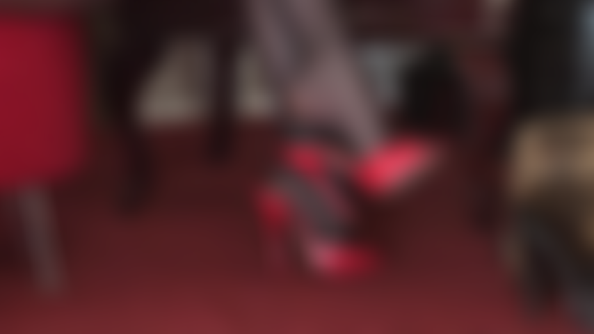Inclinez-vous devant ses talons et ses pieds - vous ramperez lentement vers les pieds collants de la maîtresse dans des mules en cuir rouge en admirant chaque centimètre.