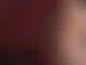 Séduisante, fétichiste du rouge à lèvres rouge foncé et joue avec la salive.