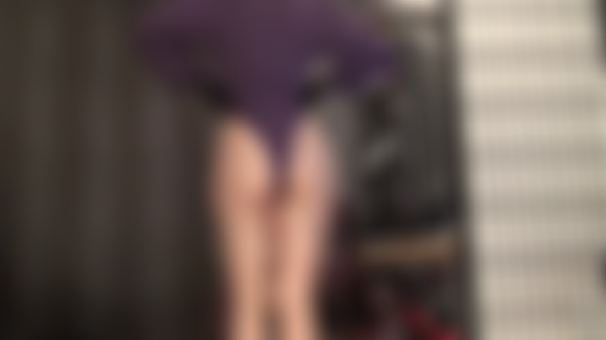 Le cul de la déesse est spectaculaire dans et hors des collants.
