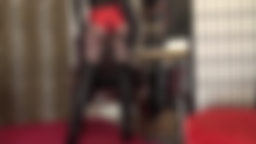 Maîtresse vous fait baver devant cette tenue fantastique composée d'un short rouge métallique, de collants noirs et de longues bottes en cuir.