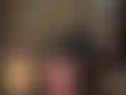 J'admire le magnifique cul de ma maîtresse dans une mini-jupe en caoutchouc noir lisse et des collants et collants résille brillants superposés.