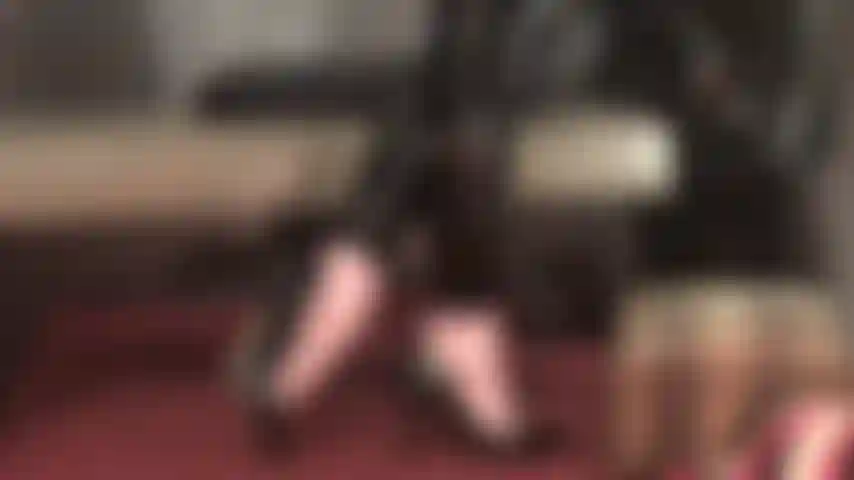 Pour les footboys et les amoureux des talons... Fétichiste des pieds, trempage des chaussures, saut du talon, pieds nus, leggings en pvc.